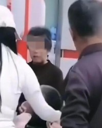 bti体育-救命钱都不给取！重病男子被推到柜台，银行仍拒绝